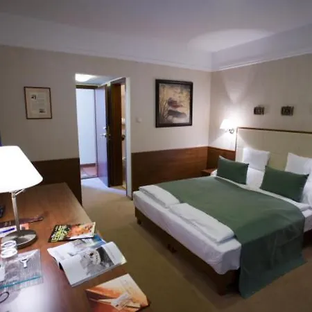 Апарт-отель Apartmanszoba Lelle A Napfeny Strand Koezeleben