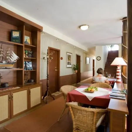 Apartmanszoba Lelle A Napfeny Strand Koezeleben Апарт-отель Балатонлелле