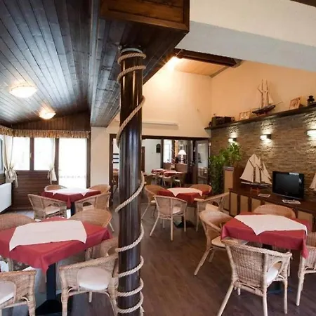 Apartmanszoba Lelle A Napfeny Strand Koezeleben