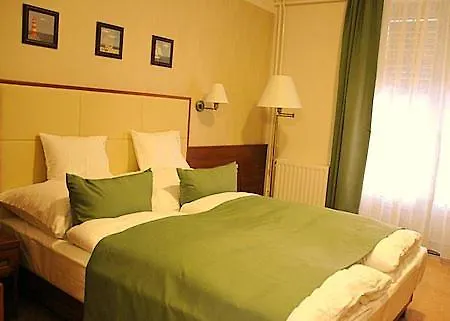 Apartmanszoba Lelle A Napfeny Strand Koezeleben